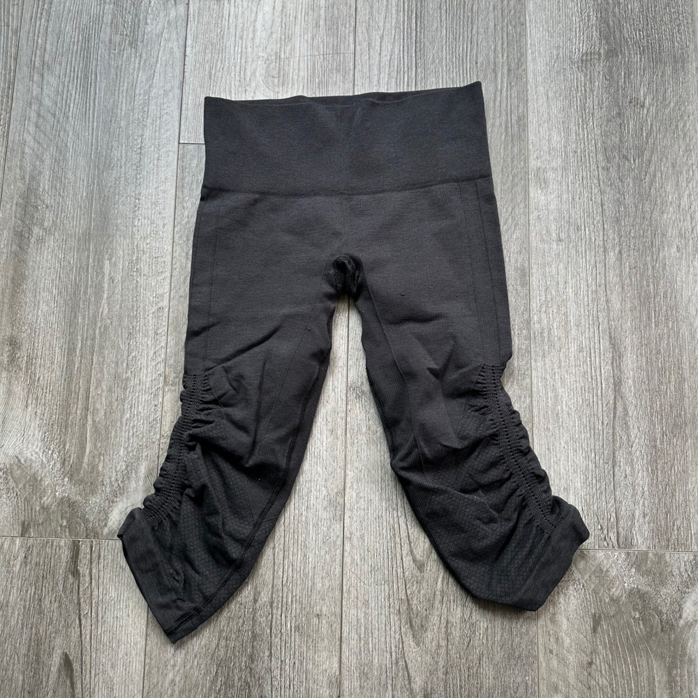 Lululemon Crop Leggings Women's Size 6 Black Ruched Capri